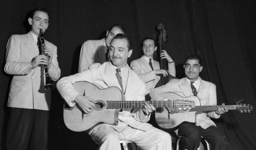 1940 Django Reinhardt QHCF Hubert Rostaing cl Eugène Vées gtr rythm Pierre Fouad drms Emmanuel Soudieux cb Costume blanc6 e1550954724662